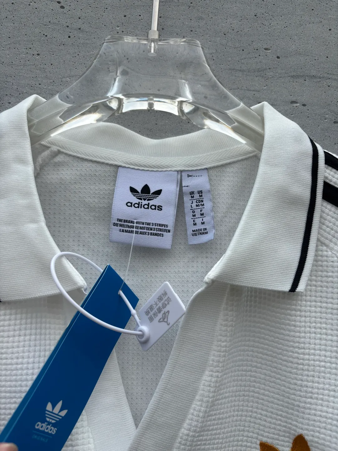 Chip version 𝟬𝟱𝟰𝟰𝟳# Exclusive real shot/difference between various stolen pictures and online picture versions on the market [𝗔𝗱𝗶𝗱𝗮𝘀Adidas clover chest embroidery for men and women Same Style𝗩 collar short sleeves] ✅Full set of 1:1 customized accessories ➕Customized three-label ➕𝗬𝘂𝗮𝗻 version hang tag ➕𝗹𝗼𝗴𝗼 packaging bag🔥 ➕Scan the tag to enter the official website. ✅Top Original version, ins Xiaohongshu Dewu Kuaishou and many bloggers wear it. ✅Adidas is a rare V-neck with no buttons, personalized setting and generous temperament, showing the elegance at a glance. ✅Three standards are customized with 270g waffle original Authentic custom-made imported fabrics for the watch, and the overall tailoring adopts three-dimensional structure tailoring! Ergonomically designed, more flexible when wearing! The cut is streamlined and streamlined, allowing you to move flexibly with your body! Integrates functionality, beauty and durability! Suitable for business, travel, leisure and many other occasions! ⭕The high version of the best products🐮is different from the junk products in the market🗯️The same picture but different prices means different versions. ❌Don’t be fooled by the same copywriters and pirated pictures from outside that mix and distribute high-luxury pictures at low prices. After comparing the quality, you will know where the gap is. Don’t lie. I don’t guarantee that my products are the cheapest, but I definitely guarantee that they are worth every penny of your hard-earned money! ‼ ️We don’t slash prices or lower prices, we supply products with heart and only make high-end versions!!! Breasts Jimei must see the details of my home clearly, the pictures of my home are all taken by the owner himself❤️ Color: White Size S-XXL